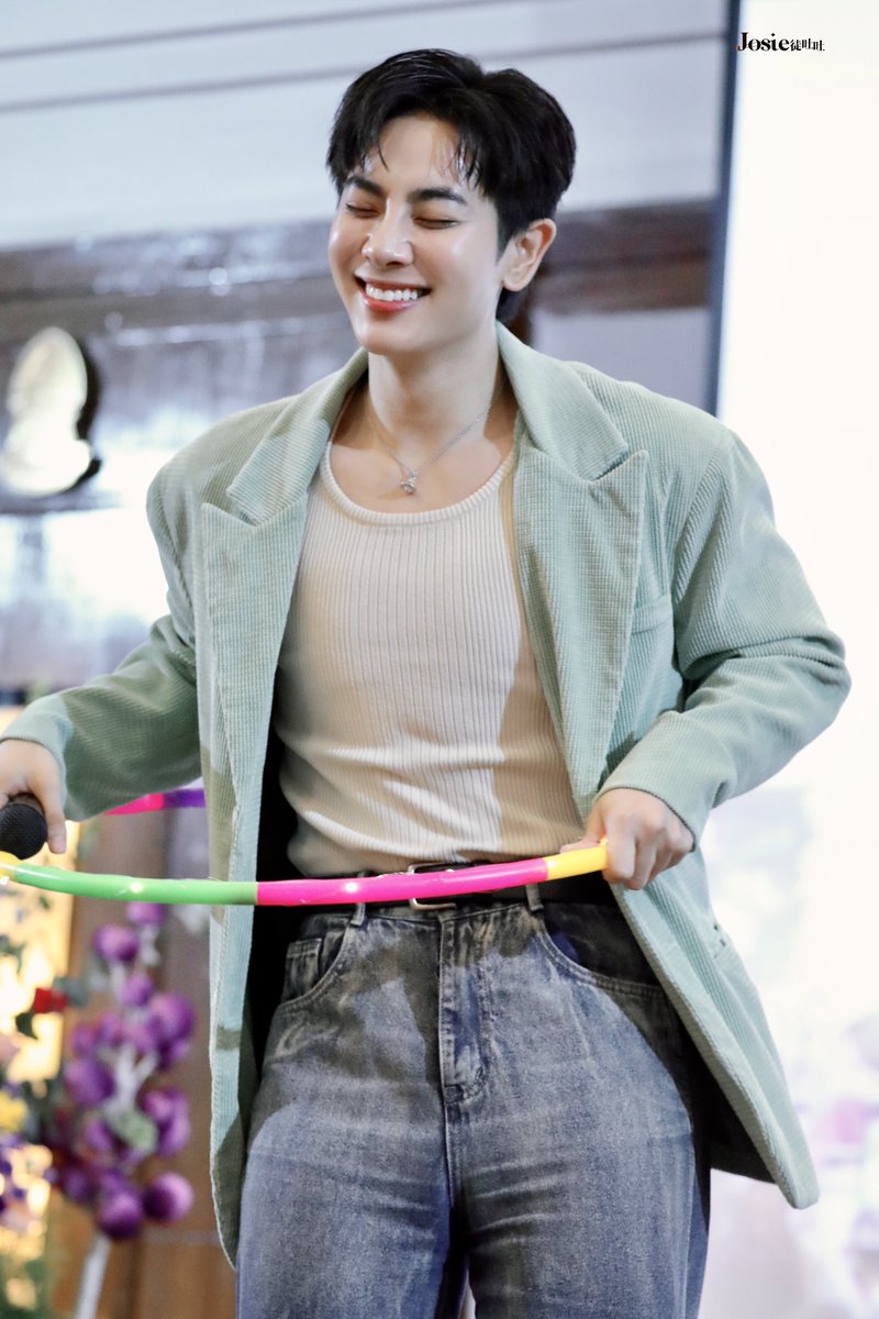 JosieQiaooo's tweet photo. 240721 小哥哥你好壮

#WonderMIXLand 
@wixxiws #mixxiw 
#ส่วนผสมของมิกซ์ https://t.co/ZSKh0gneJi