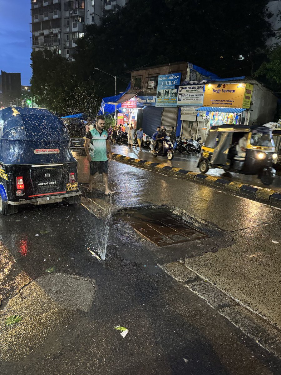 nishsinha17's tweet photo. ⁦@mybmc⁩ on pump house road outside KOTIAN tailor there is leakage of water kindly save the wastage https://t.co/hIyYqTnBZc