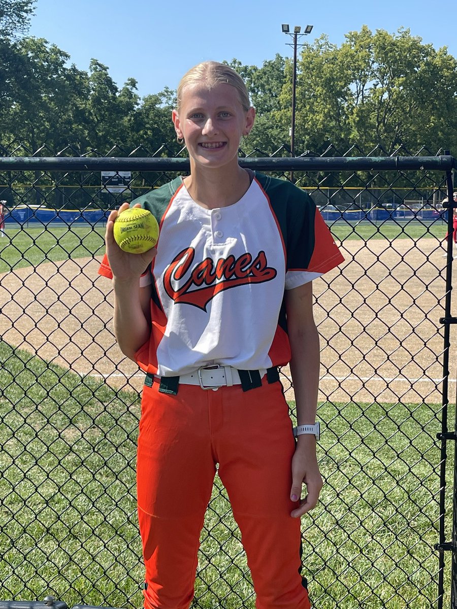 Our <a href="/Renee1262715688/">Renee</a> (2027) with a ITP homerun in our first pool play game of the day! 💪🏻🧡🥎💚