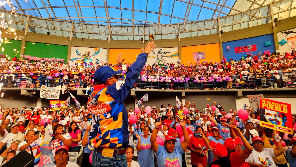 PartidoPSUV's tweet photo. MIRANDA |

Con multitudinario acto, mujeres aguerridas de Charallave ratifican su apoyo contundente al candidato de la paz y de la lealtad, @NicolasMaduro. 

¡La esperanza está en la calle!

#MaduroPresidente https://t.co/fe0Z2JVqdr