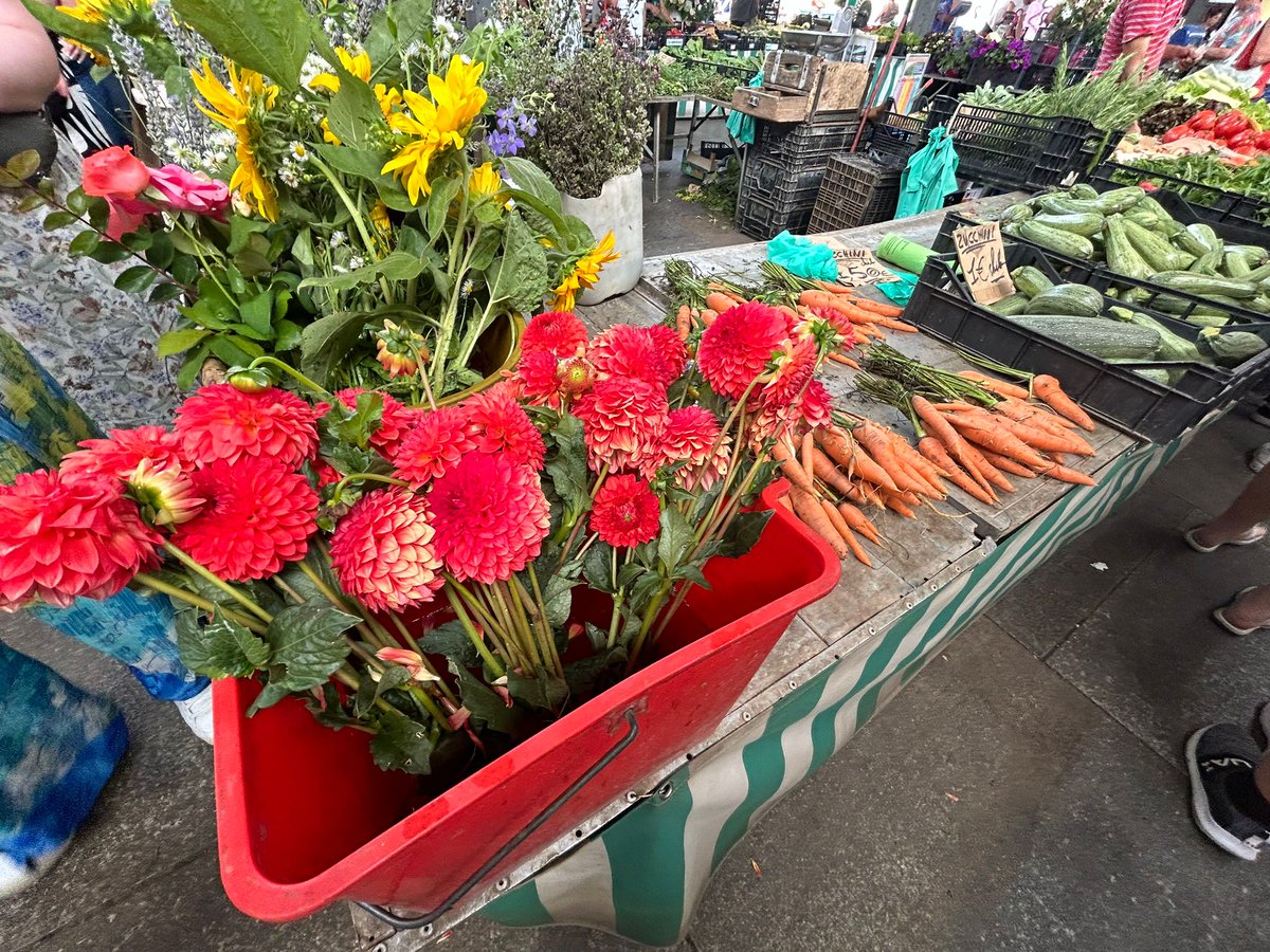 Les élèves parcourent un marché de légumes à Torino (Italie) dans le cadre du cours d'alimentation et de culture <a href="/ESSteTrinite/">École secondaire catholique Sainte-Trinité</a> <a href="/ESCEJL/">École secondaire catholique E.J. Lajeunesse</a> <a href="/ESCLESSOR/">École secondaire catholique l'Essor</a> <a href="/CscProvidence/">Csc Providence</a>