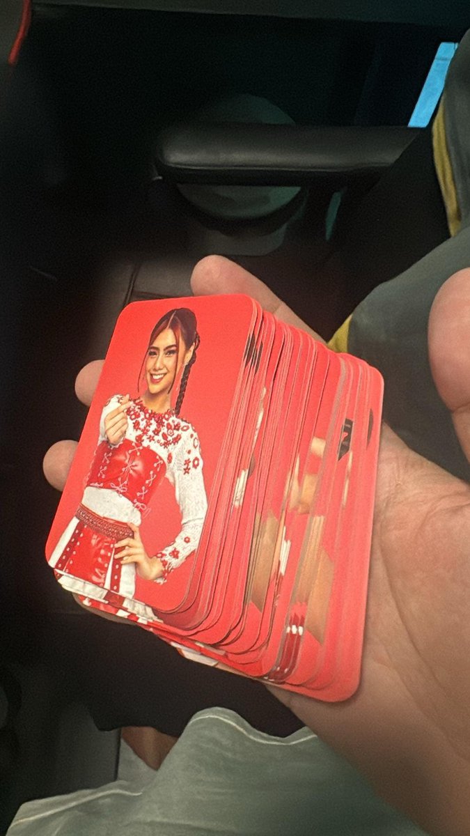 GianxCarl's tweet photo. Tumal Jollibini walang group photo sa 60 pcs 😂 https://t.co/lmqH5907bf
