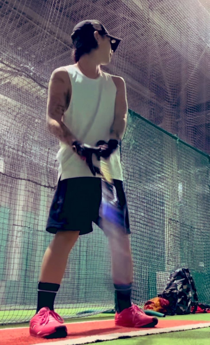 k2Air5's tweet photo. 今日は沢山リール嬉しい♡
ピンクのスニーカーにグローブは久保田sluggerさんのかな?
2枚目腕の逞しさがたまらぬ🤤
3枚目はキャワゆい顔してるし😍💕
#岩橋玄樹
#baseballprayer
https://t.co/CB5qN7jP58 https://t.co/eqPbOAK3DQ