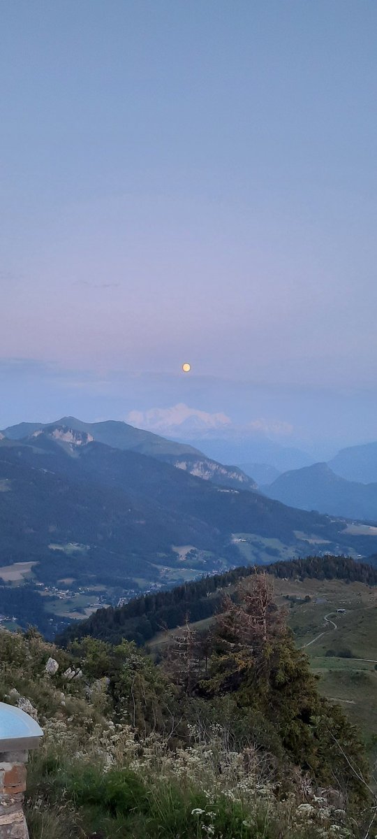 couderim74's tweet photo. @cathbertrand5 Lever de lune depuis la pointe de Miribel (74)! https://t.co/43LhOGckeU