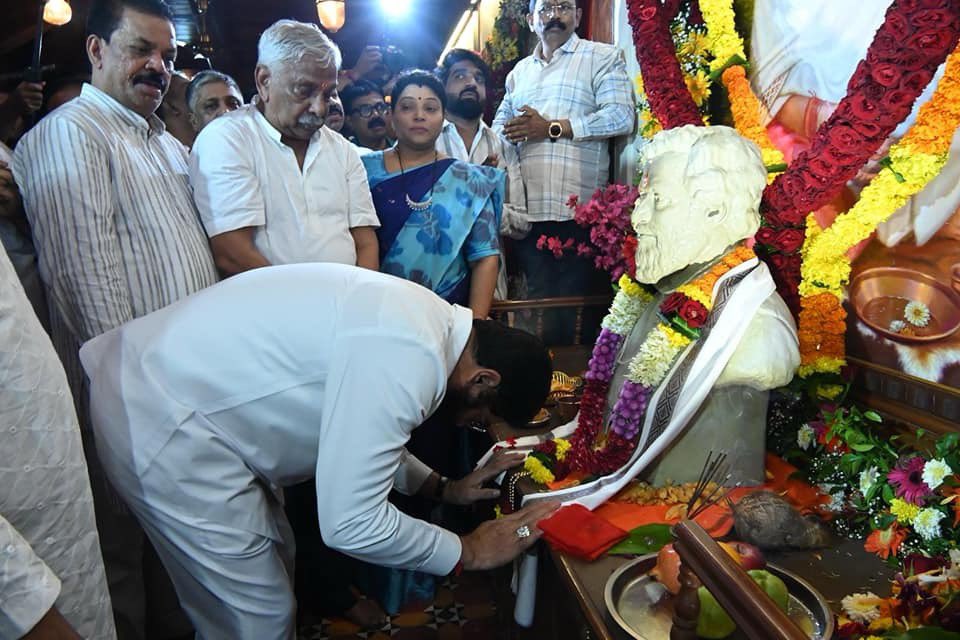 mieknathshinde's tweet photo. चाफ्याच्या फुलांच्या सुगंधा इतकाच त्यांचा आठवणींचा  दरवळ कायम आमच्यासोबत रहावा अशी मनोकामना यासमयी व्यक्त केली. 

यानंतर टेंभीनाका येथे आलेल्या शिवसैनिकांनी गुरुपौर्णिमेनिमित्त दिलेल्या शुभेच्छांचा स्वीकार केला. https://t.co/ahPbDedsw0