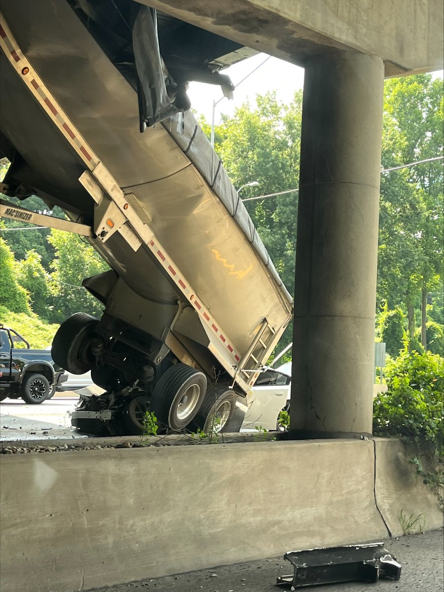 WTOPtraffic's tweet image. There's been a serious crash in Maryland on the Capital Beltway (I-495) near River Rd. 

Tune to 103.5 FM and bit.ly/IHeardItOnWTOP… for details on the 8s. #mdtraffic #vatraffic #dctraffic

Photos credit: @Harley_Dresner