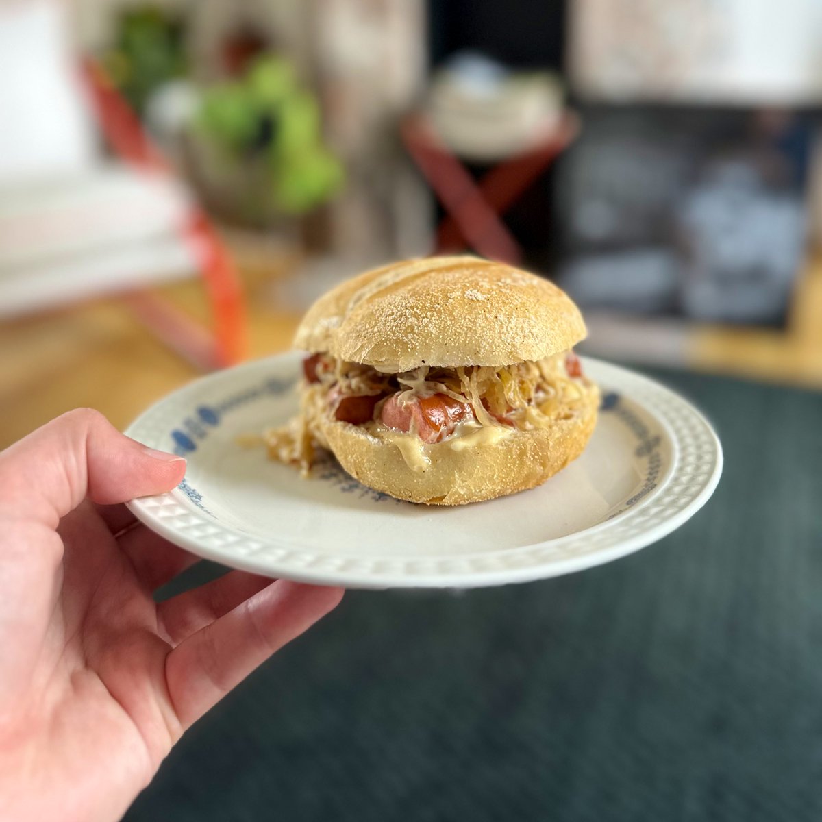 Voor de nationale feestdag: de Belgische hotdog 🌭 Pistolet, worst, mayo en zuurkool (choucroute in ‘t schoon Vlaams) 🇧🇪