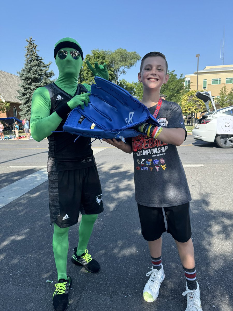 Smithers53's tweet photo. @GEICO knocked it out of the park with creating a tailored item for their audience that was the talk of the crowd both nights!

And my son loved the glove so much he took it with him on a trip to Utah this week to catch candy at a parade - and it was the talk of the parade too! https://t.co/wHtCpA3ik8