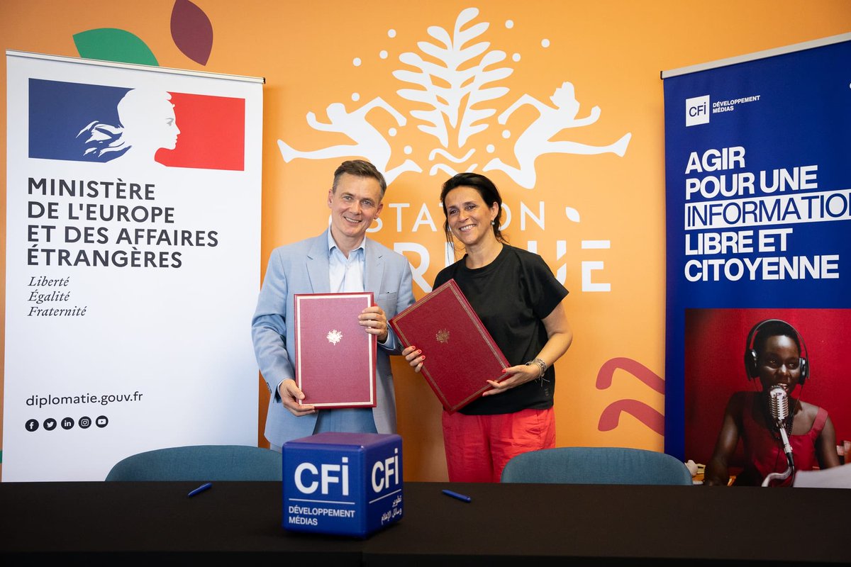 Grand honneur et immense plaisir de signer à la #StationAfrique le nouveau contrat d’objectifs de ⁦<a href="/CFImedias/">CFImedias</a>⁩ avec la Ministre ⁦<a href="/CZacharopoulou/">Chrysoula Zacharopoulou 🇪🇺🇫🇷</a>⁩ en présence de MC Saragosse, PDG de ⁦<a href="/France_MM/">France Médias Monde</a>⁩ et ⁦@GnabalyMohamed⁩, maire de l’île St Denis.