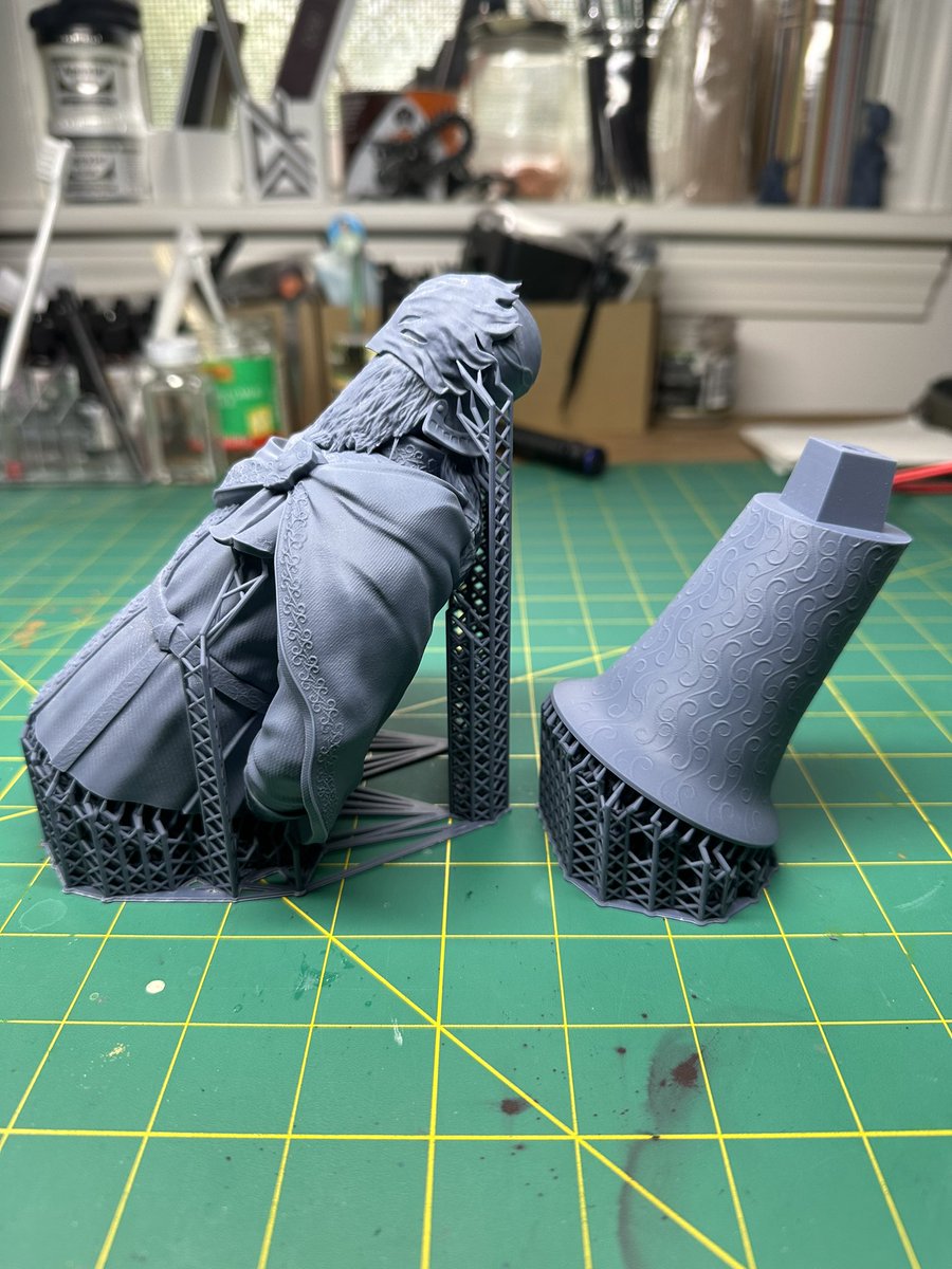 Sir Ansbach #EldenRingShadowoftheErdtree 
A new <a href="/fotismint/">Fotis Mint Studios</a> release
Sculpt: <a href="/DanteZuck/">Babies With Knives</a> #zbrush 
Resin: <a href="/SirayaTech/">Siraya Tech</a> Fast Navy Grey
Printer: <a href="/mypeopoly/">Peopoly</a> Forge &amp; <a href="/WhamBamSystems/">Wham Bam Systems</a> XTR
Supports: @LycheeSlicer 
#3Dprinting <a href="/Thangs3D/">Thangs</a>