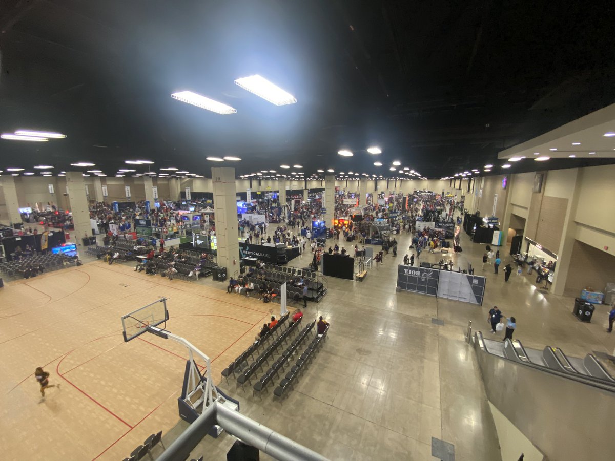 CoachOrtiz2707's tweet photo. The coaches are rolling in! @THSCAcoaches #Expo #exhibithall #coachingschool https://t.co/gf1m44QXN9