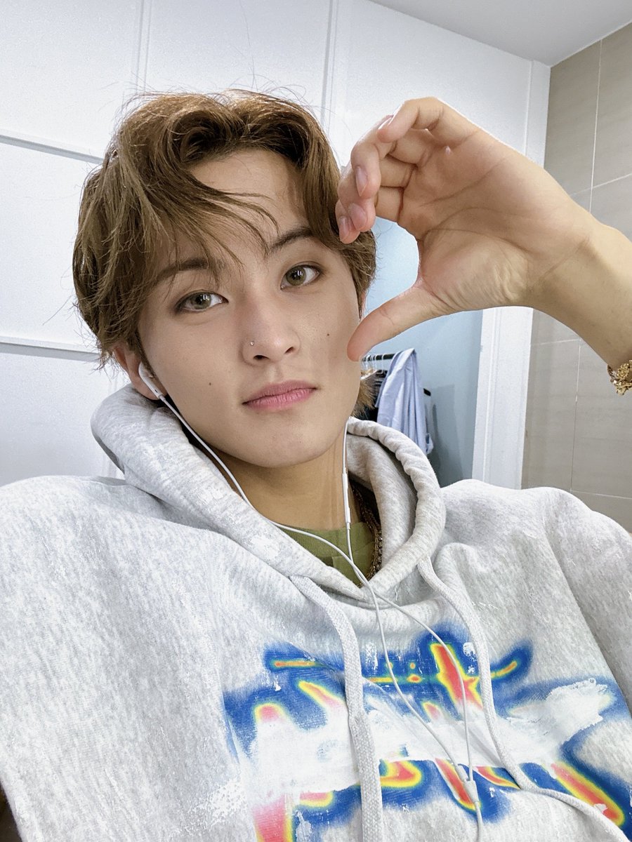 haelloktty's tweet photo. if he ever dyes his hair another colour i will put a bullet in my brain. https://t.co/yH4zDmMu4q