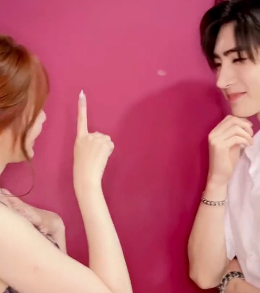 WONFAlRY's tweet image. no like that’s her son!!