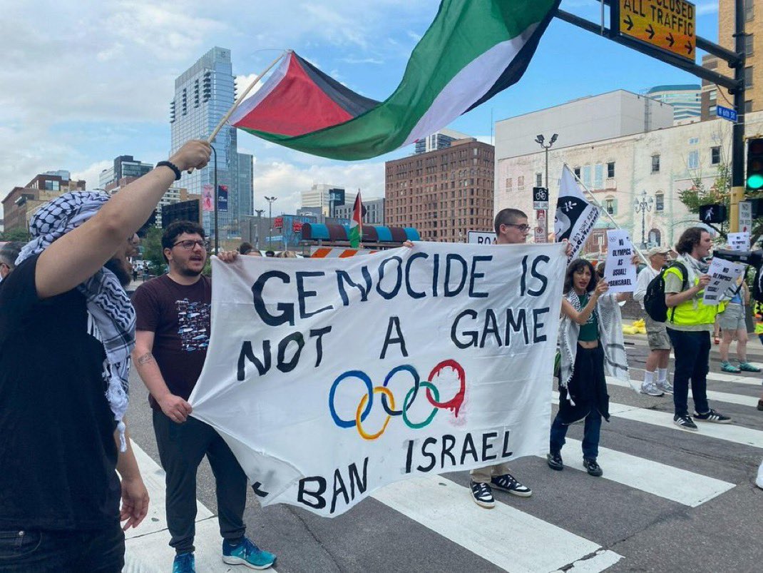 Ukrayna Savaşından dolayı Rusya, uluslararası müsabakalardan men ediliyor. Ama soykırımcı, işgalci, bebek katili Israel, olimpiyatlara katılıyor. Canımıza saygı duymadıkları gibi aklımızla da dalga geçiyorlar. İsrail'in olimpiyatlardan atılmasını istiyoruz. #BanIsraelFromOlympics