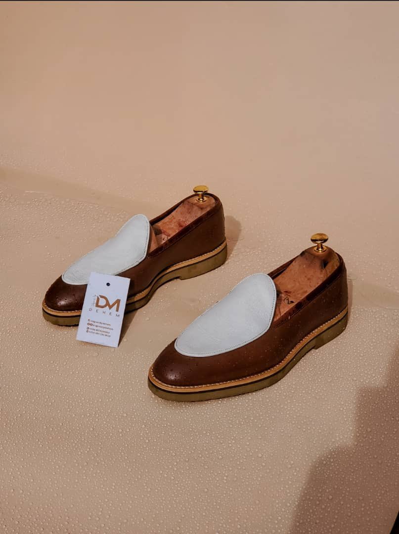 voguesbydehem's tweet photo. Timeless shoe piece⌚️
Handcrafted by @voguesbydehem
Available in different Sizes and Colors on order
Price: NGN 35,000
#corporateshoes #shoesinlagos #shoesinabuja #exploreshoes
#madeinnigeria #9jafashion #handmadeshoes #shoeaddicts #shoesinilorin https://t.co/1BA5q9OIYm