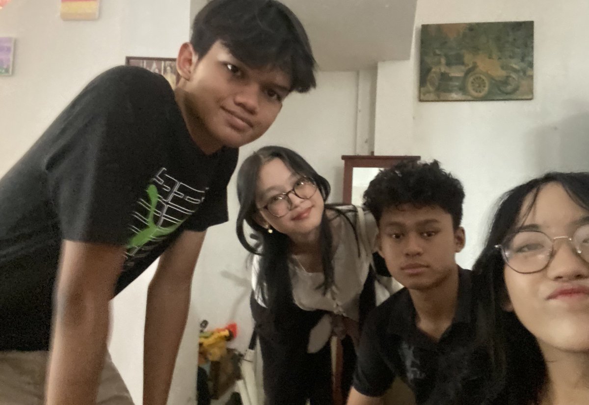 prsimary's tweet image. UPDATE YG PUNYA RUMAH AKHIRNYAA SADAR DAN DATENG GUSY 🥳🥳🥳 td kita kerkel biologi trs ini setelah kerkel kita nyusun puzzle 😴😴 nanti kalo video kerkelku sudah diupload dilike ya gusy 😛😛 ((((bonus foto kucing liar))))