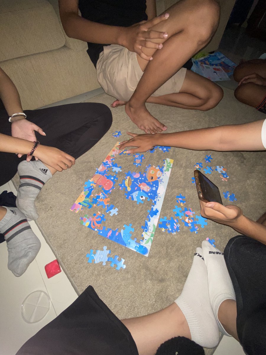 prsimary's tweet image. UPDATE YG PUNYA RUMAH AKHIRNYAA SADAR DAN DATENG GUSY 🥳🥳🥳 td kita kerkel biologi trs ini setelah kerkel kita nyusun puzzle 😴😴 nanti kalo video kerkelku sudah diupload dilike ya gusy 😛😛 ((((bonus foto kucing liar))))