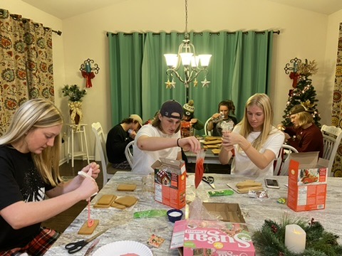 Your kids don't want to spend time with you as they get older
 
Parents, siblings, and their house are boring

Here are 5 ways I made our house THE hangout spot to maximize time with our kids

#4 is the most important

🧵