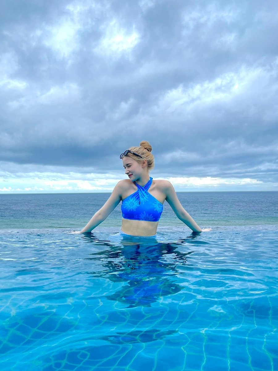 official_kep1er's tweet image. Summer vacation🌺🩵

#휴닝바히에 #HUENING_BAHIYYIH 
#Kep1er #케플러