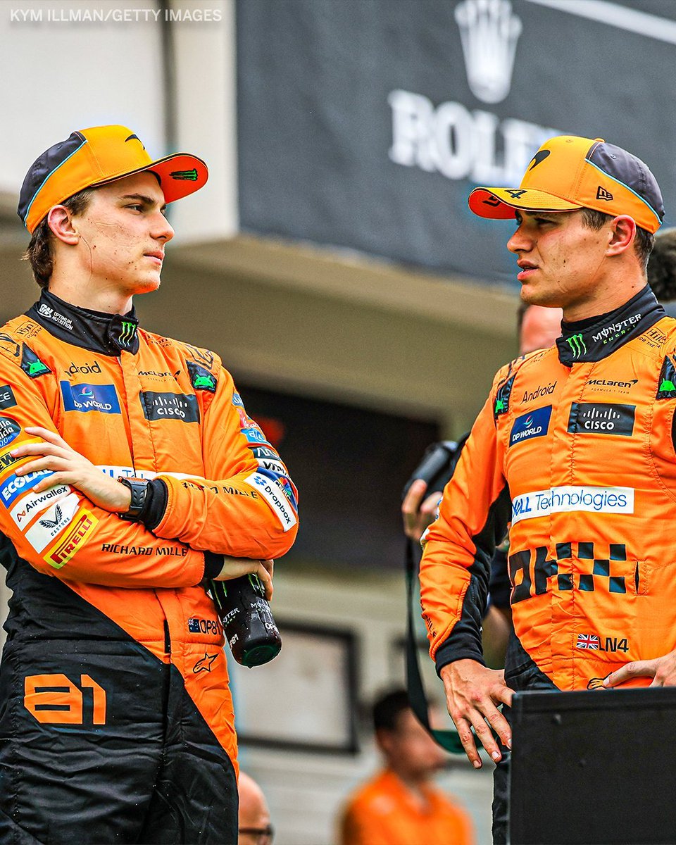 Por dentro, sus dos pilotos tienen que estar molestos. Por cómo han sucedido las cosas y que ellos han sido pasajeros.

A Piastri casi le hacen perder su victoria y se la han devuelto con unas órdenes de equipo.

Norris sentirá que le quitaron la victoria.

Culpa 100% de McLaren
