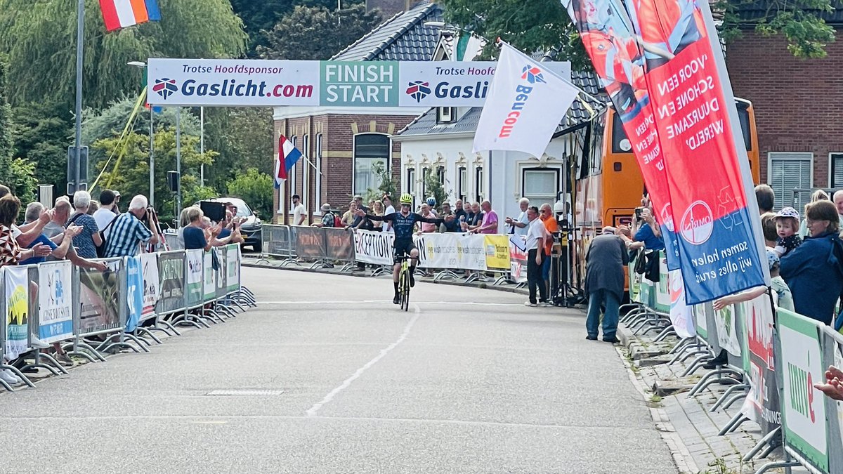 RTVNoordSport's tweet photo. Axel van der Tuuk wint #rondomdebult #Usquert met ronde voorsprong op het peloton. https://t.co/wy6WWIAFAa