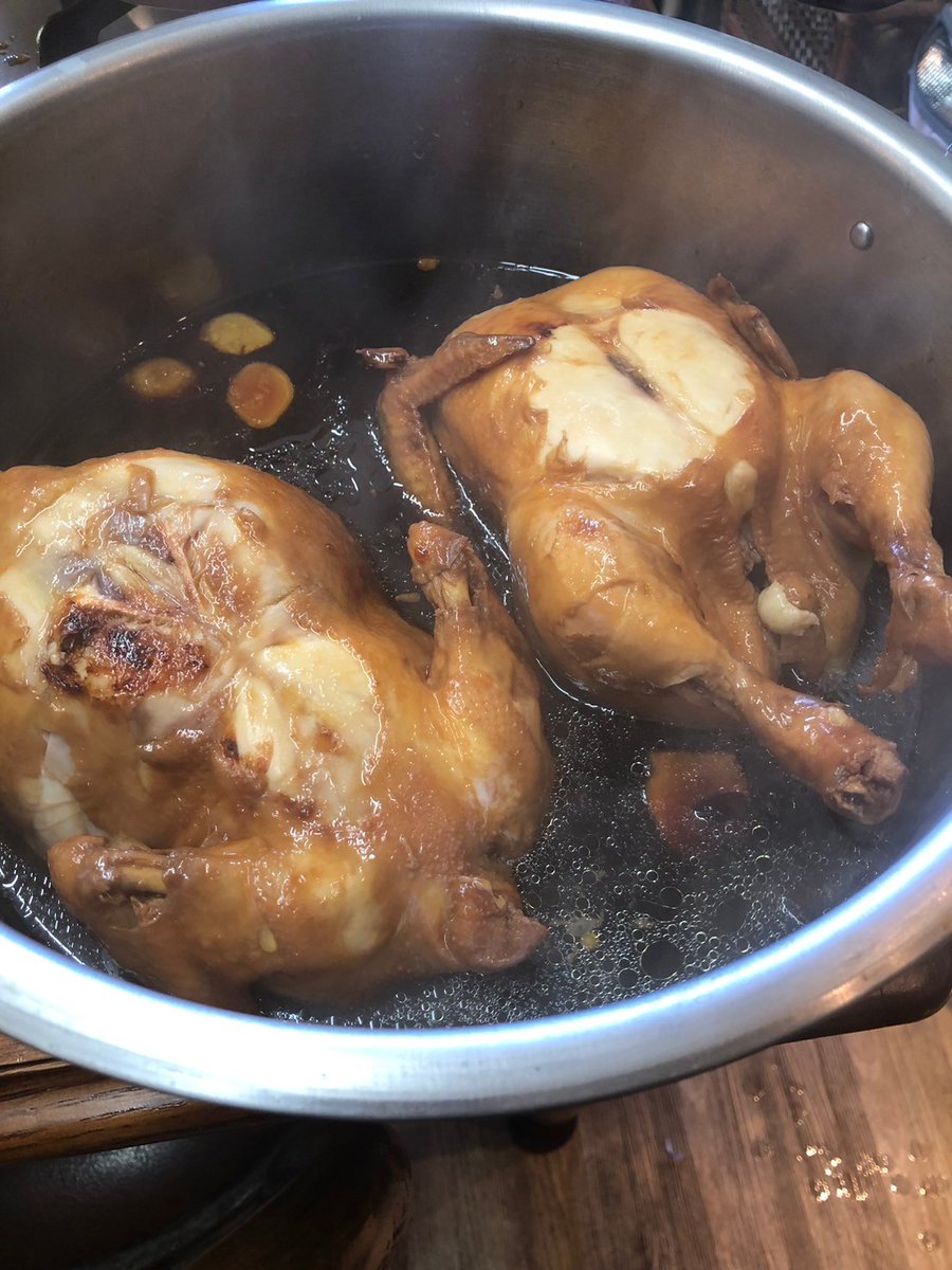 satokoma's tweet photo. おもてなしにもばえる丸鶏の醤油煮❤️
ネットで丸鶏いつでも買えるけど、準備が苦手な私は秋葉原のあのお店で購入したのでした😁
丸鶏の醤油煮レシピと丸鶏購入店はコメント欄のスタエフから🤗
＃ディアウーマン
＃DearWoman
＃formyangels
＃easyhealthyhappycooking
＃簡単健康開運料理 https://t.co/7IblJyPSzi