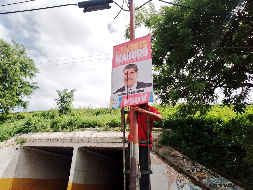 Este 28 de Julio todos vamos a votar por nuestro Presidente Nicolás Maduro. 🚩
Desde el Sector Flores realizamos jornada de colocación de Propaganda, vamos rumbo a la victoria perfecta de nuestro conductor de victorias <a href="/NicolasMaduro/">Nicolás Maduro</a>
#MaduroPresidente #FeEnNuestroPueblo