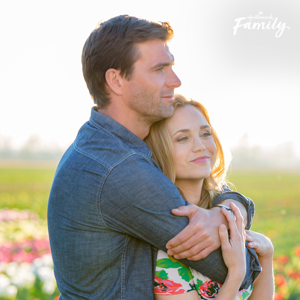 Hallmark_Family's tweet image. Romance blooms when Rose returns to help her family tulip farm in #TulipsInSpring starring @FionaGubelmann and @TheLucasBryant in today's movie marathon beginning NOW!