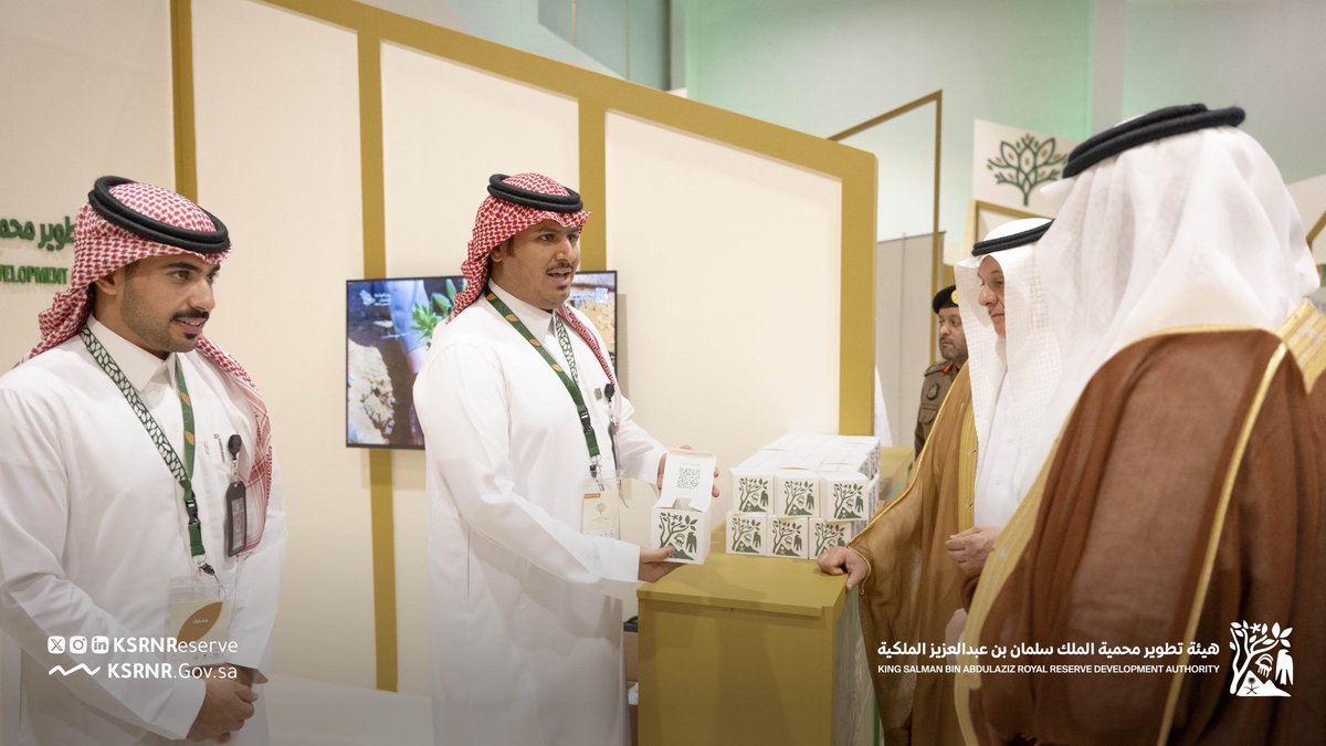 KSRNReserve's tweet photo. تشرفت هيئة تطوير #محمية_الملك_سلمان_بن_عبدالعزيز_الملكية بزيارة أمير منطقة حائل الأمير عبدالعزيز بن سعد آل سعود ووزير البيئة والمياه والزراعة المهندس عبدالرحمن الفضلي لجناحها في معرض #جائزة_التميز_البيئي بنسختها الثانية بحائل https://t.co/GeLZdxoEWn