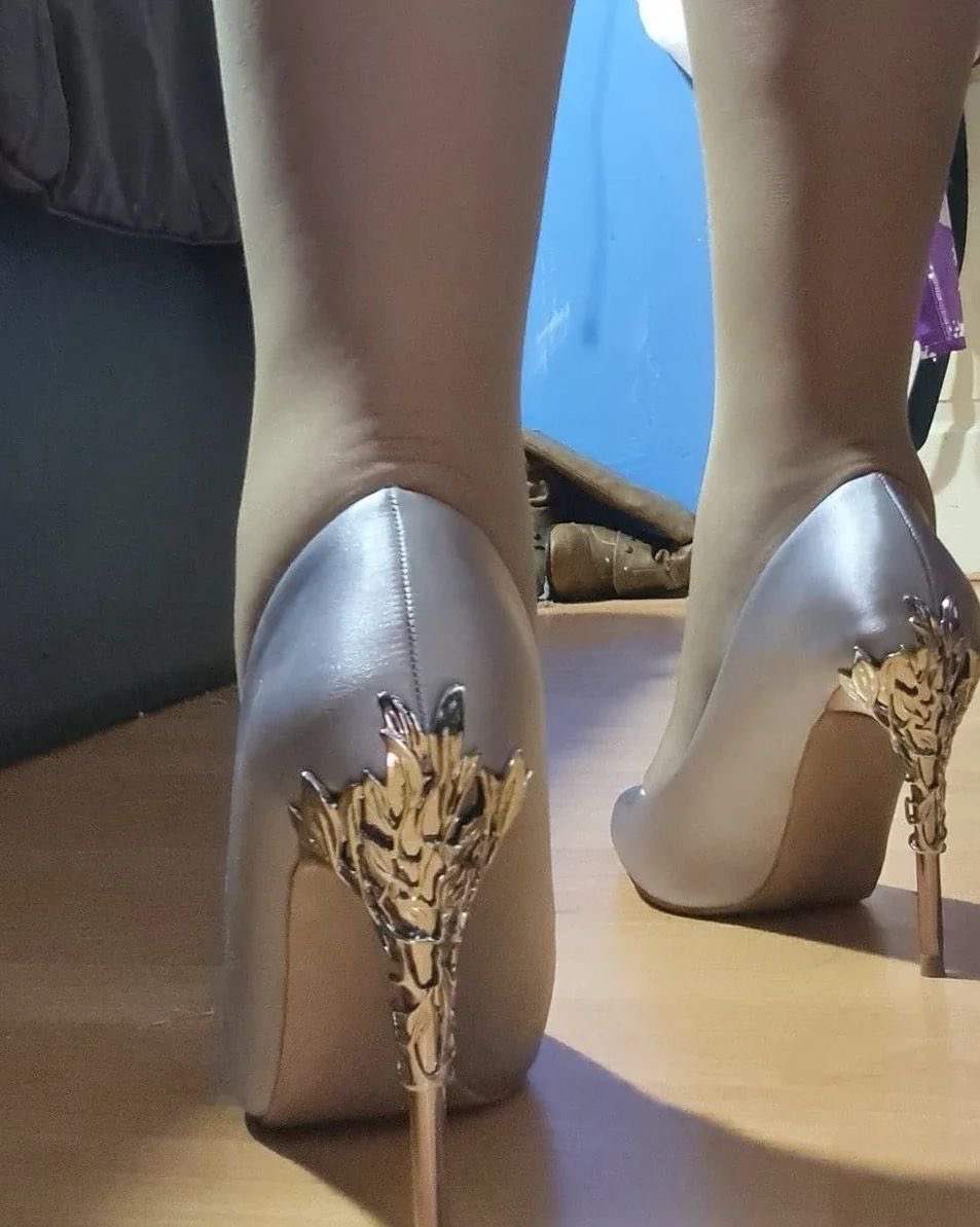 palmerdebra's tweet photo. Rocking my favorite heels today! There's just something empowering about a good pair of heels—they lift not just your height but your spirit too. 👠💃

#HeelsOn #ShoeLove #Empowerment #FashionStatement #StrutYourStuff #HighHeels #ConfidenceBoost #StepUp #Fashionista https://t.co/T1qeJAcIon