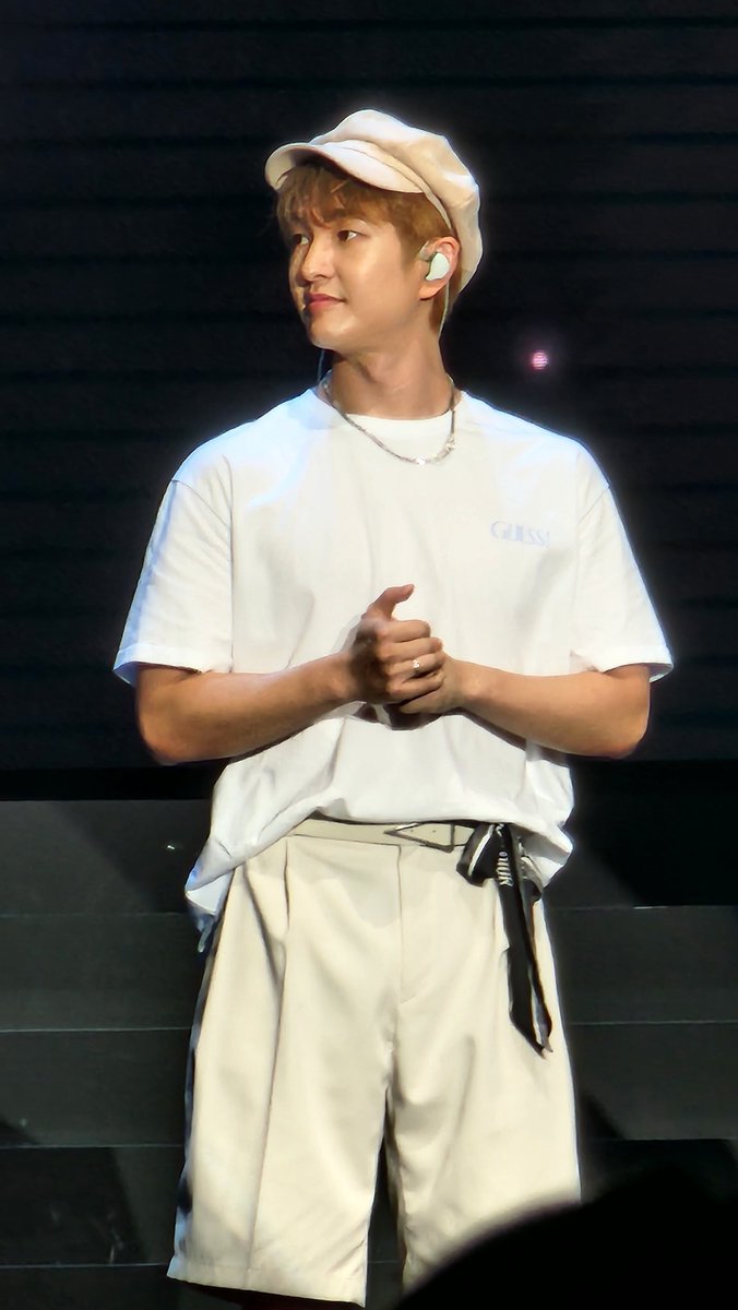 caffepins's tweet photo. How is lee jinki real????

We died at his beautiful smile today during the fanmeet and hi bye event 

THANK YOU ONEW 🥰 https://t.co/qWQBSHcESn