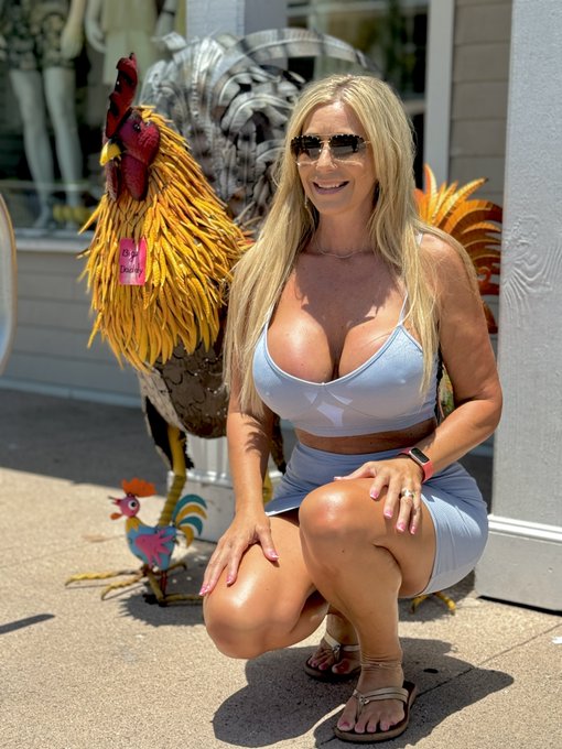 That is one huge cock ? Happy Sunday Funday ? https://t.co/OabCQ7awnZ