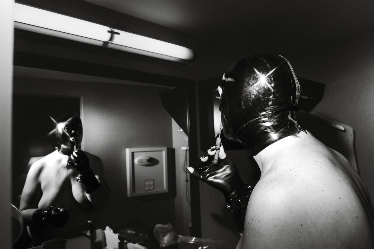 MsAmberDoll's tweet photo. Finishing touches. 

#Latex #LatexHood #RubberDoll https://t.co/8dV05FUntN