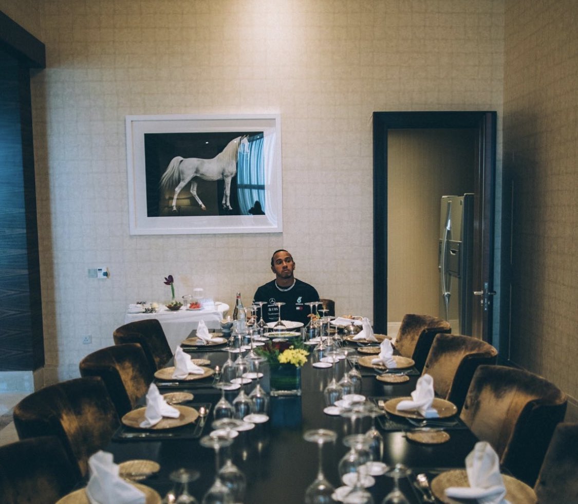 😎Lewis Hamilton “200 PODYUM” sevinci yaşayan pilotlarla akşam yemeğinde!