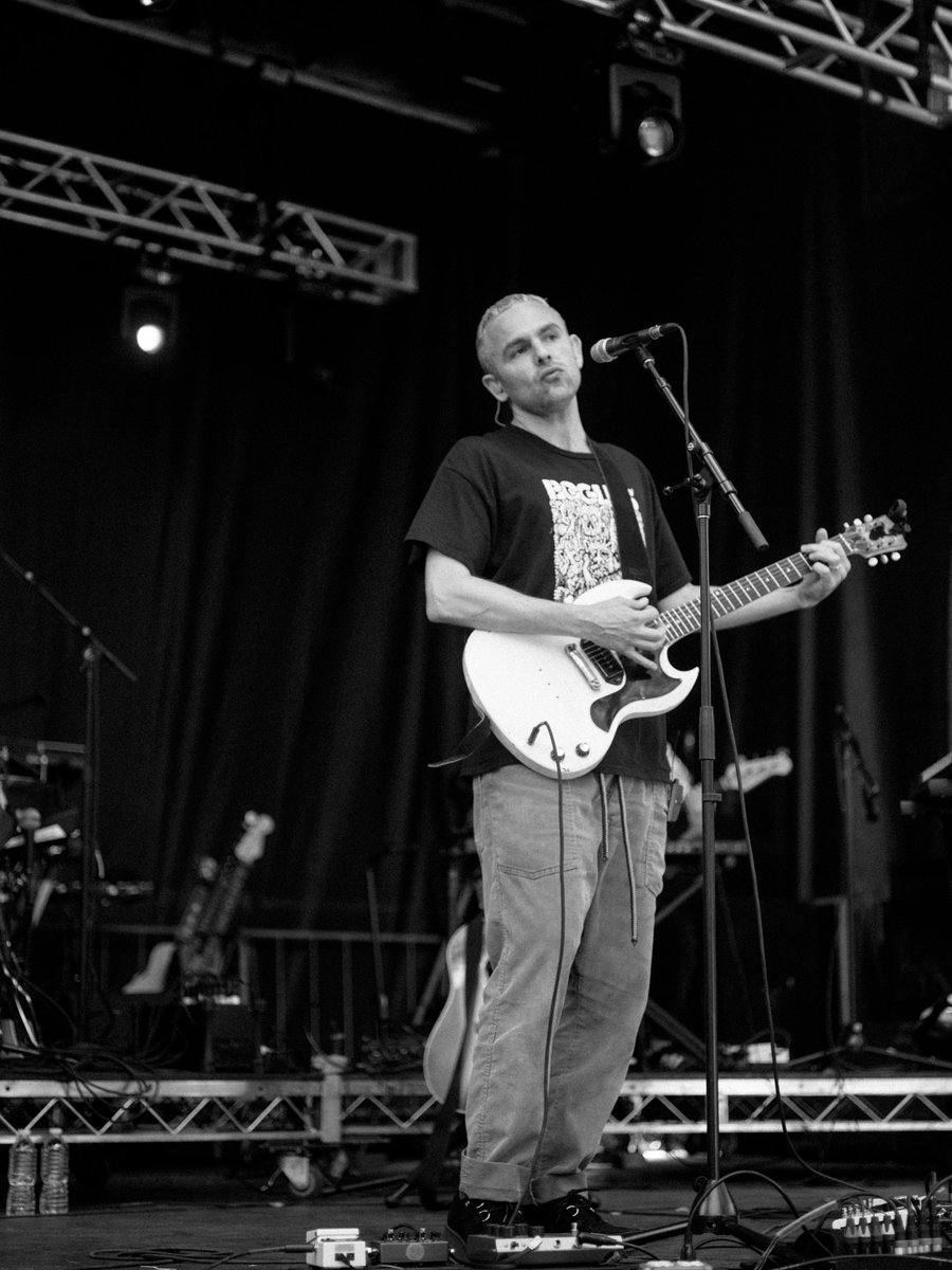 Live Recap: From the rave mosh pit at <a href="/100gecs/">100 gecs</a> to <a href="/jeffrosenstock/">Jeff Rosenstock</a> playing the sax while crowdsurfing, read all the highlights of Friday at #P4kFest here:
anchrmagazine.com/gigswedig/2024…