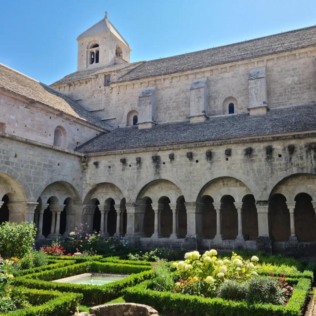 Pierre_Auberger's tweet photo. Magnifique abbaye de #Senanque #Luberon #MagnifiqueFrance https://t.co/3kDWJ5VJGD