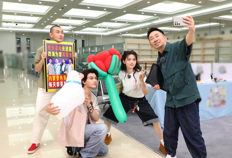 dingyvxi's tweet image. ㅤ

Yang Di weibo update with Ding Yuxi

#FriendsTogether one-year anniversary reunion! Got the "gift", let's start the gathering right away.