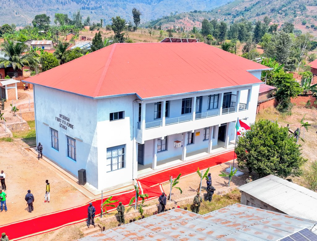 RTNBurundi's tweet photo. #Caravane_inkebuzo: Le Président de la République @GeneralNeva
a inauguré le nouveau bùtiment abritant le bureau communal de #Gitanga @RutanaProvince, construit par la population environnante durant les travaux de dvpt communautaire,avec l'appui du @FonicB et de @NtareHouse. https://t.co/IC01sDXT49