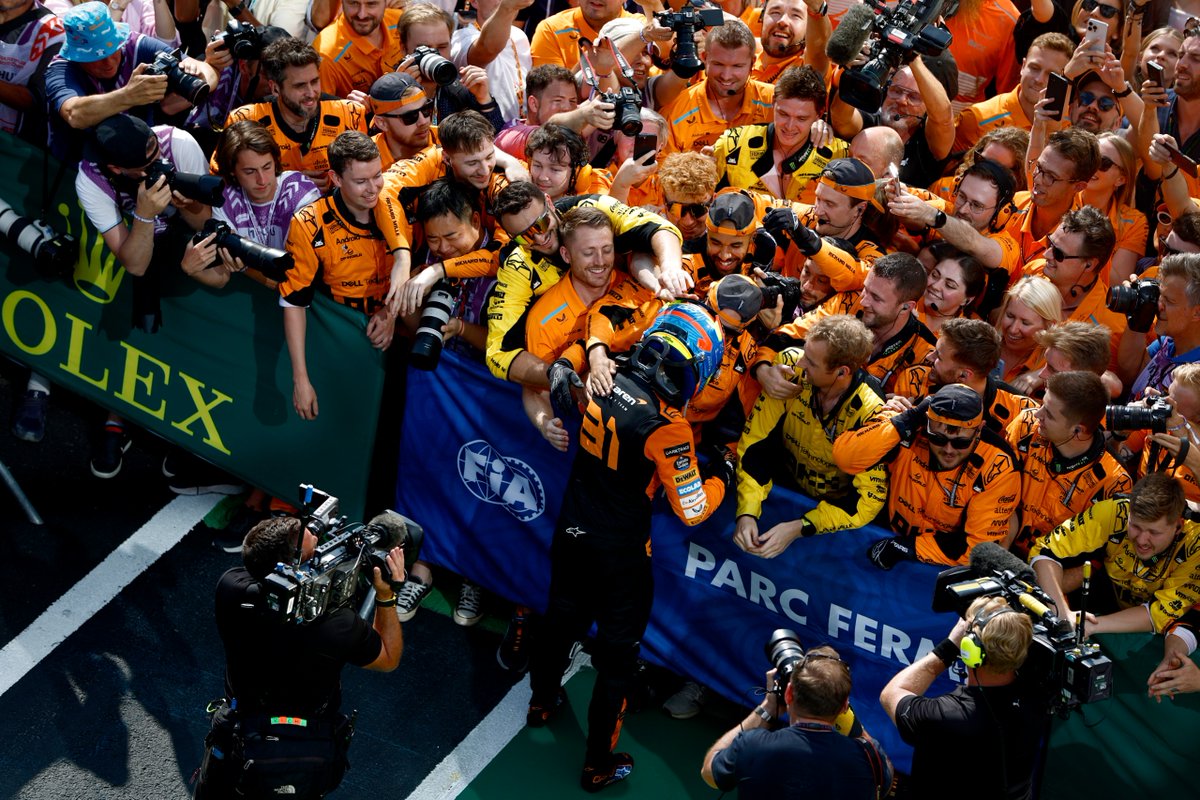 McLarenF1's tweet photo. One papaya family. 🧡

Look at what it means to the team. 🥹

#HungarianGP 🇭🇺 https://t.co/VRLUePJ1V5
