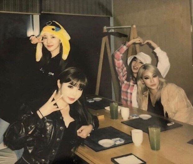 bomarchives's tweet image. welcome back 2ne1 ! 💛💚🧡💜