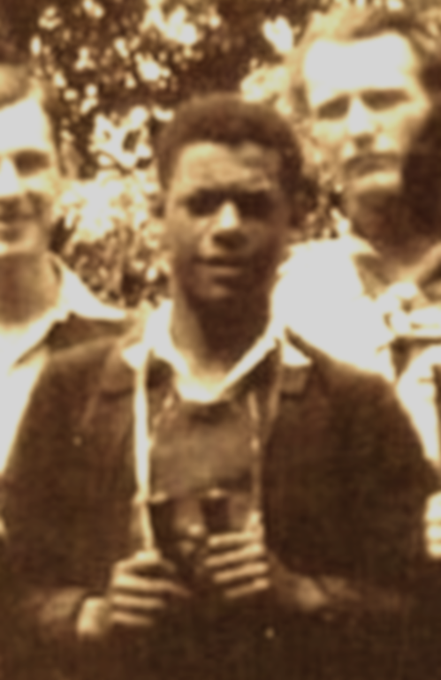 Juillet 1965. Martinique. Son fils était porté disparu depuis 20 ans. Il en avait 10 quand il était venu étudier en métropole. 16 quand, scout, il gagna le maquis, fut blessé, capturé. Sa mère apprend qu'elle ne le reverra jamais : Yves Goussard est mort à Bergen Belsen. 17 ans.