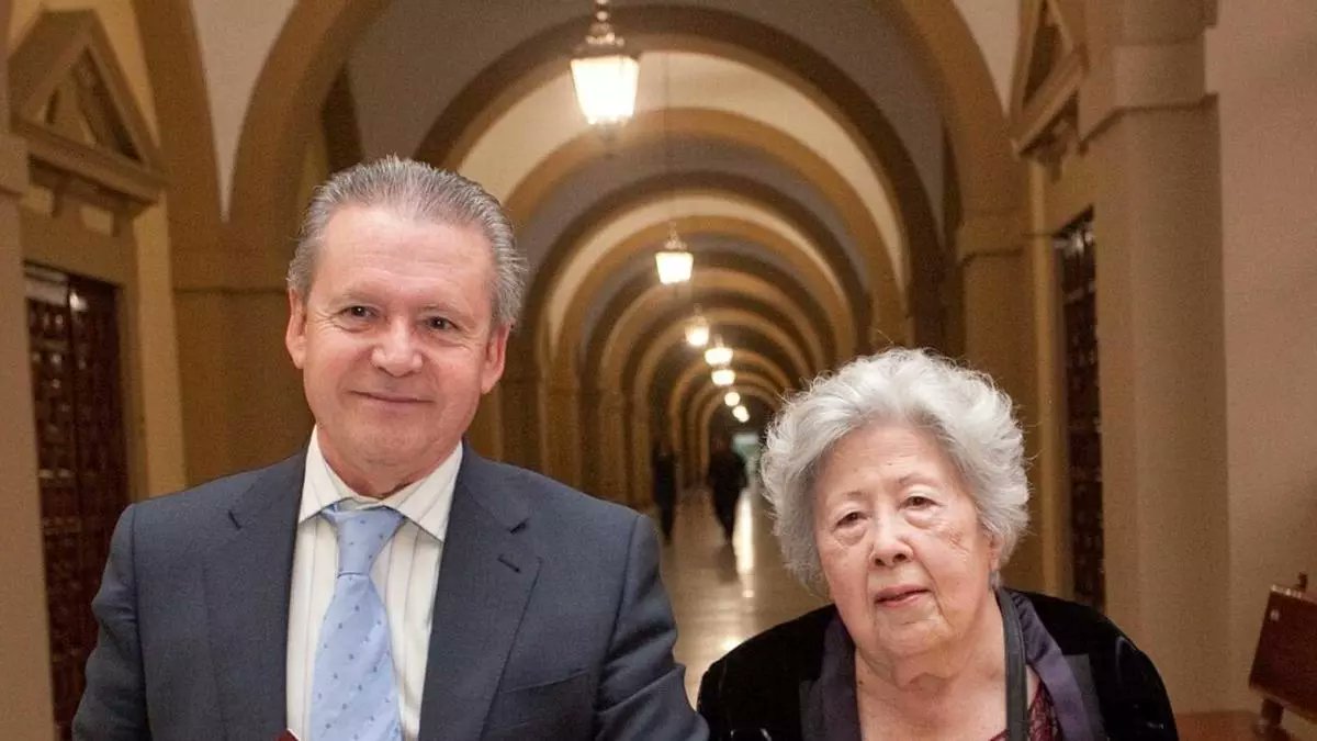 La gran escritora JULIA UCEDA ha muerto. Ella fue la primera poeta en conseguir el Premio Nacional de Poesía.
Para mí es una dura noticia, por el afecto y la admiración que le tengo. DEP.