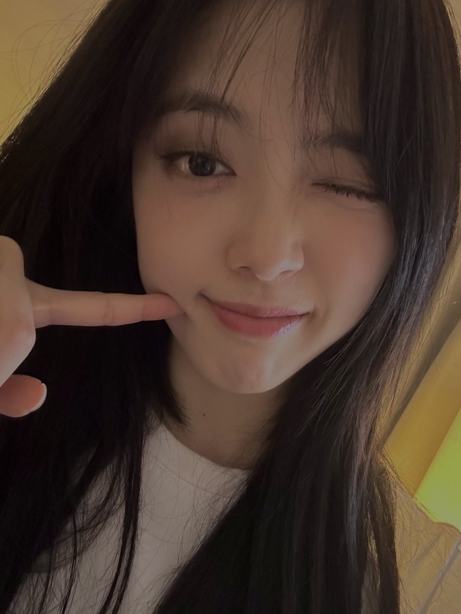 앵콜공연 사랑의불시착 도쿄!
정말 많은 분들의 사랑을 듬뿍 받고 돌아가는 것 같아서 너무너무 행복합니더🥹
우리 키링들도 지서단 좋아해줘서 행복해따!!!
일본에서 본 키링들 너무 고마웠고 반가웠어요♥️
바이바이 서단~

#지수연 #☁️