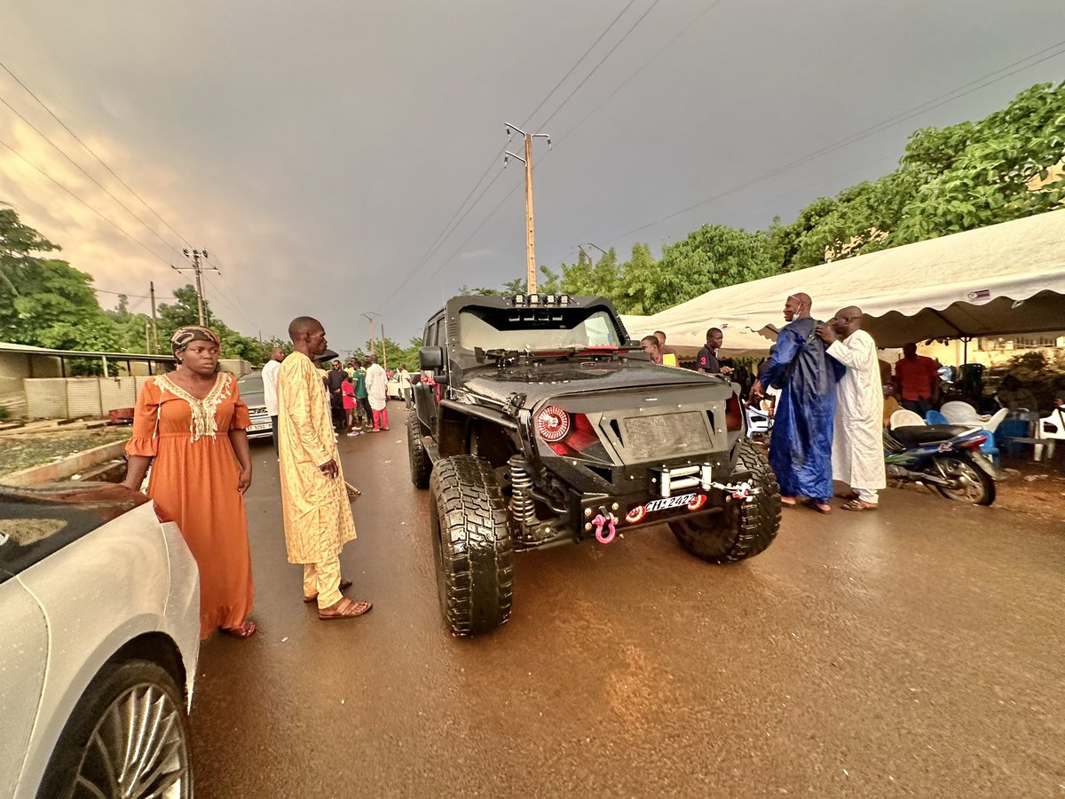 Adiós, maestro.
Familia, amigos y artistas malienses despiden en su casa familiar de Bamako al gran korista #ToumaniDiabaté. 

#Mali 🇲🇱