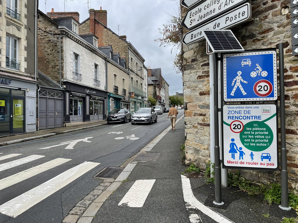 Dirk_Lauwers's tweet photo. @daviddesmetmed 0 km/u is erg weinig. 
Maar #max20 km/u,de zgn. ‘Zones de rencontres’, zijn de voorbije jaren erg standaard geworden in de kernen van steden en dorpen in Frankrijk. Enorm veel leefkwaliteit gewonnen daar met #max30 km/u als standaardlimiet in bebouwde kommen en 20 in de kernen. https://t.co/SnBby29StJ