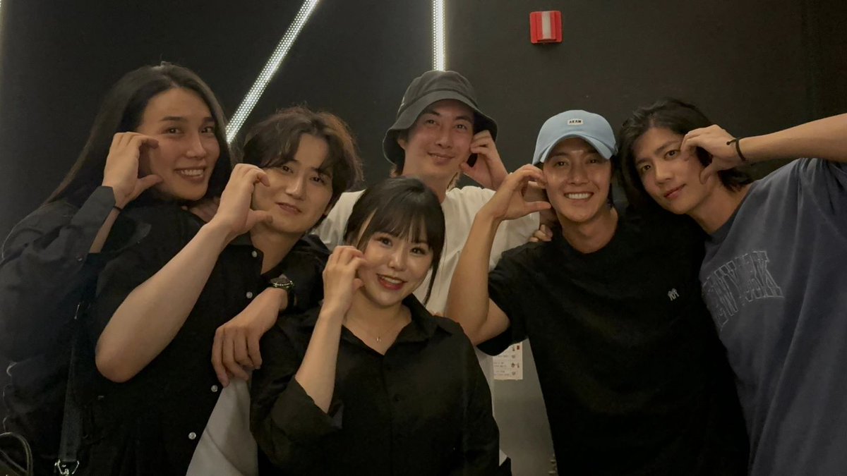 ilusion_wendi's tweet photo. OMG! Llevaba años esperando por una interacción completa de SS501 y finalmente se dió 😭😍 ~ 💚
Mis 5 estrellas verdes y brillantes se han reunido y a nosotras nos han regalado el mejor de los momentos 😭 los amo mucho ¡Gracias siempre!⭐

#SS501 #TripleS

Cr. On pics. Shine_b17 https://t.co/WZyHdkY4cK