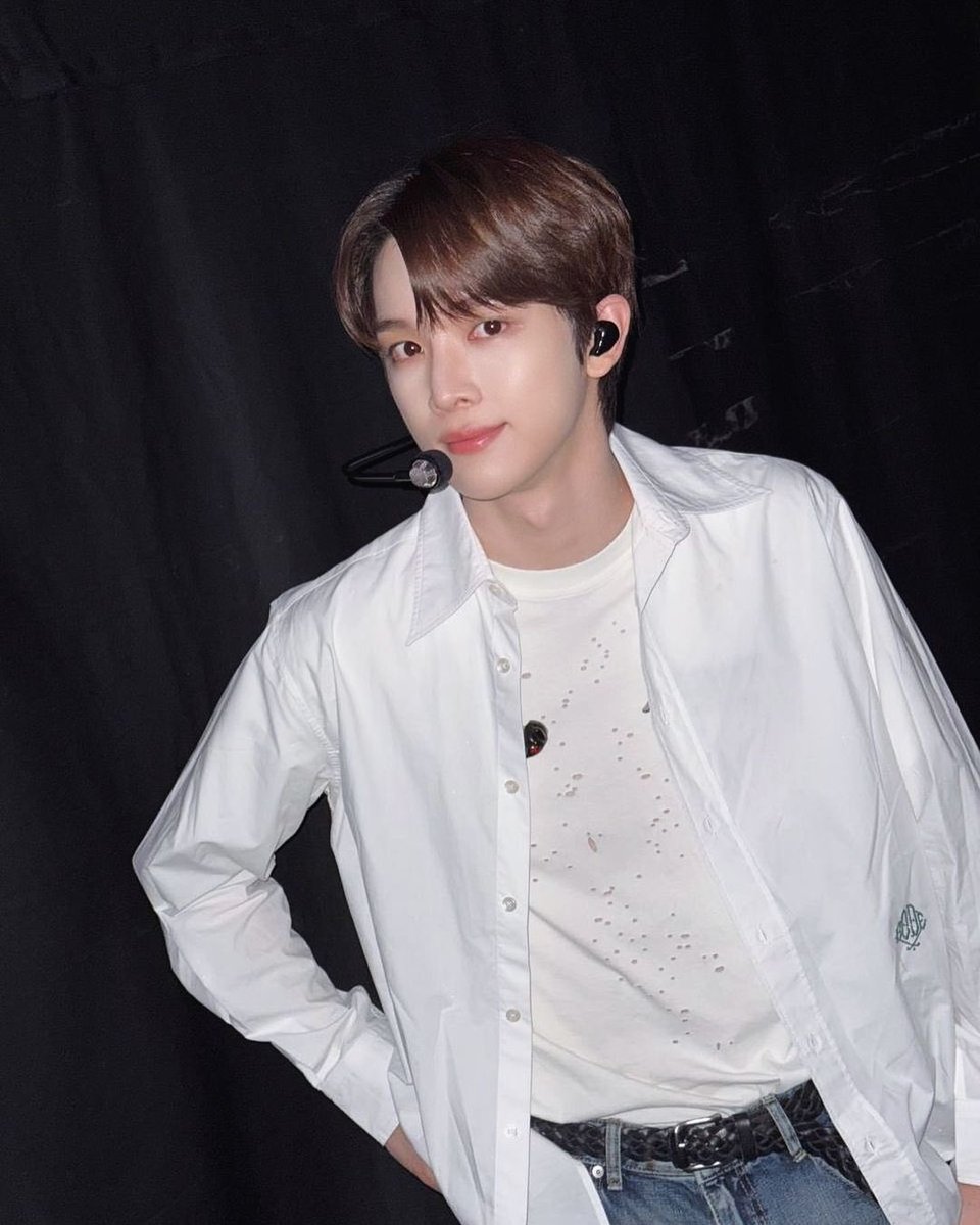 아 진짜 미남강아지 개좋ㅇ네......
얼굴 때문에 상의 저런 거 이제 눈에 들어옴