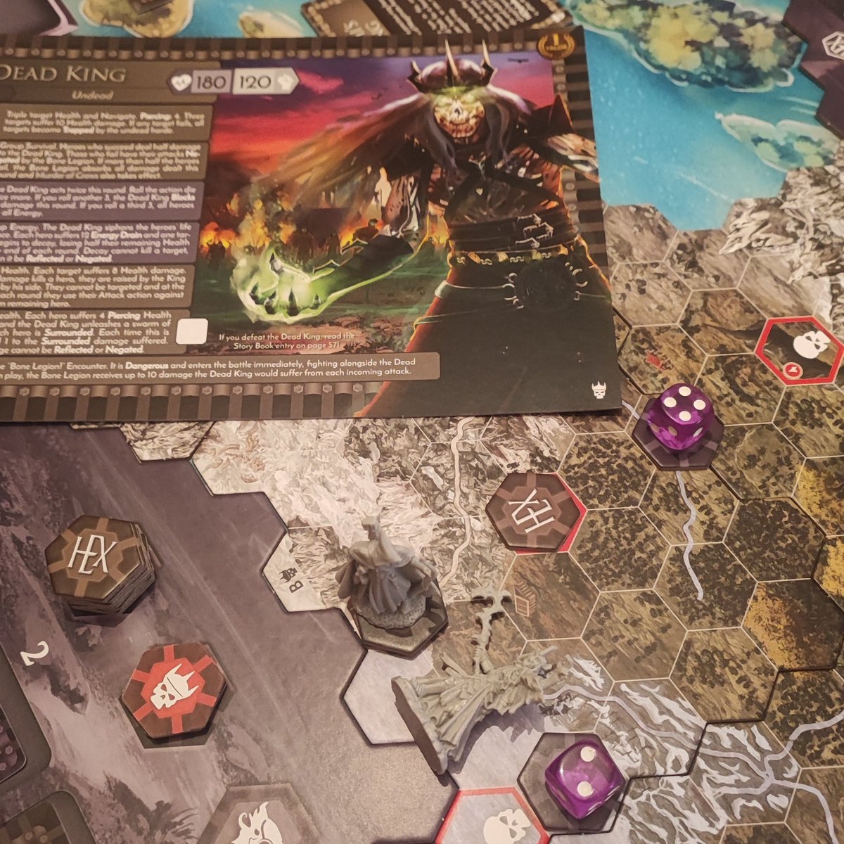 Perichip's tweet photo. De milagro ha caído el Dead King. 1 de vida me ha quedado. Está chulo el Hexplore it pero hay un par de reglas caseras que son muy necesarias para mi gusto si no quieres alargar en exceso la partida.

#hexploreit #boardgames #juegosdemesa #mariuccidesigns https://t.co/1xAZkMDr6s