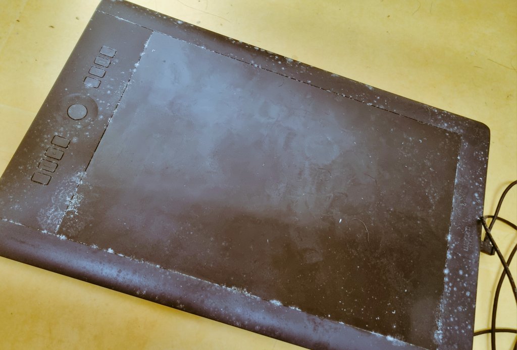 어떻게 타블렛에 곰팡이가 필 수 있냐...