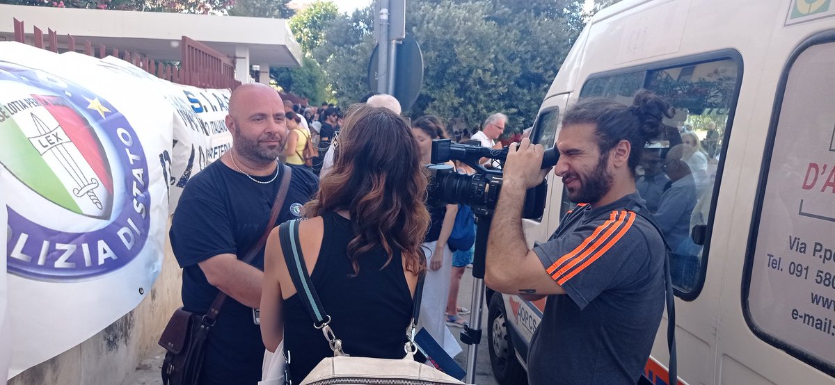 SiapPalermo's tweet photo. In TV a Dar voce ai Poliziotti del #Siap #viadamelio #19luglio #Borsellino #Scorte #Sicilia
@SIAPInforma https://t.co/Gmh8bOrKF5